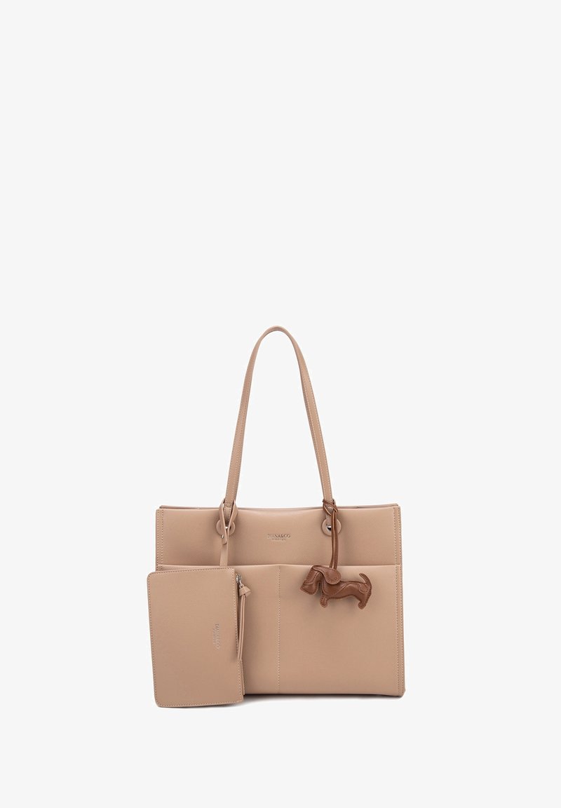 Sac fourre-tout beige avec de longues anses, pochette assortie zippée et breloque en cuir en forme de chien marron suspendue à une anse.