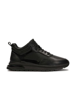 Czarne sneakersy wykonane z teksturowanej skóry z gładkim akcentem, z miękką podeszwą, sznurowanym przodem i pętlą z tyłu.
