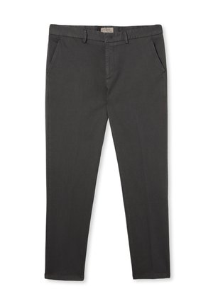Chino grigio scuro in cotone. Presenta un frontale piatto, due tasche laterali e una vestibilità slim. Texture liscia con dettagli minimi.