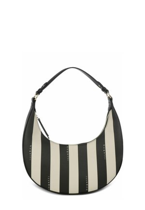 Sac à main en forme de croissant avec des rayures verticales noires et beige, doté d'une seule poignée noire et d'une fermeture éclair.