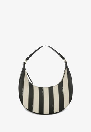 Zwart en beige handtas in maanvorm met verticale strepen, voorzien van één zwart handvat en ritsluiting.