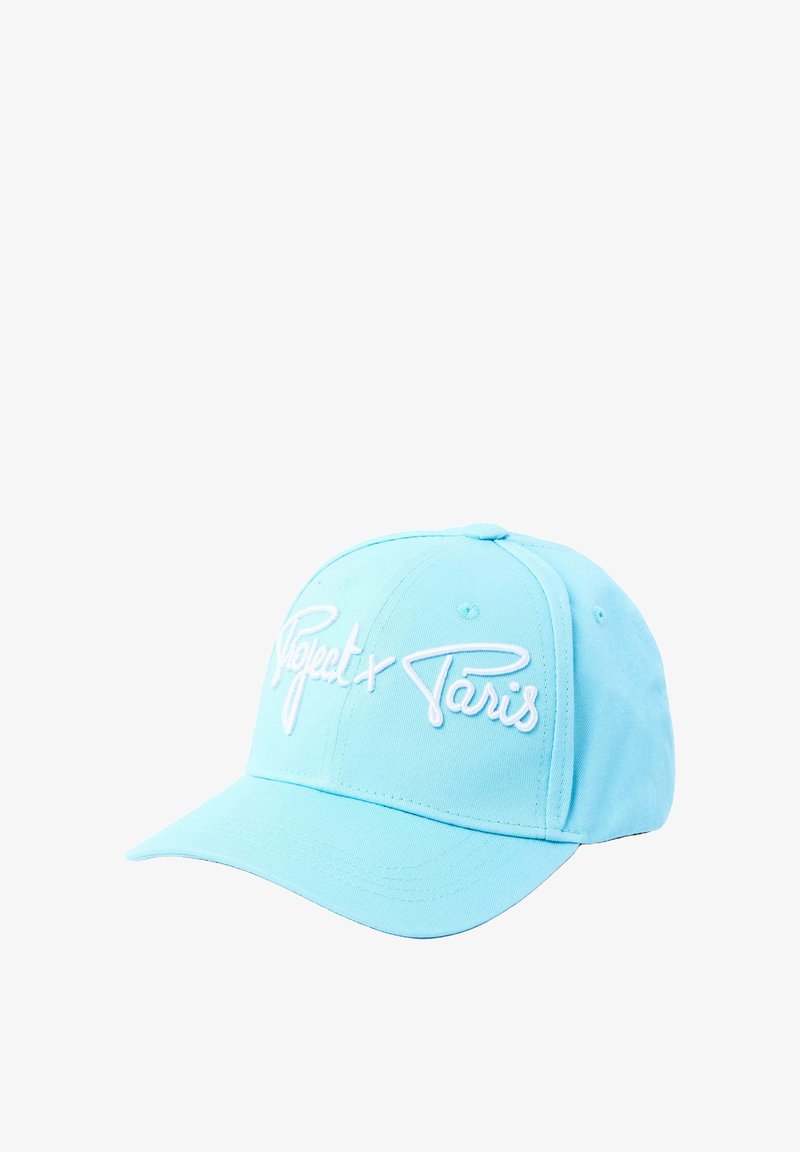 Casquette de baseball bleu clair avec texte brodé blanc « Project X Paris » sur le panneau avant, avec une visière courbée et des œillets de ventilation cousus.