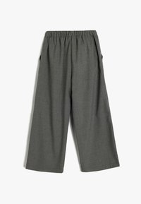 Graue weit geschnittene Hose mit einem elastischen Bund, aus einem glatten, strukturierten Stoff und seitlichen Taschen für zusätzliche Funktionalität.