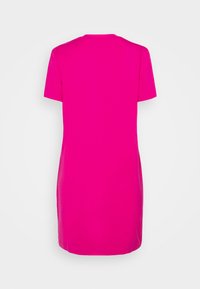 Fuchsia rosa kortärmad klänning med rund halsringning och knälång längd, tillverkad av mjukt tyg och med en enkel, enfärgad design.