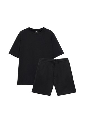 Čierne tričko s krátkym rukávom v kombinácii s čiernymi šortkami so šnúrkou, obe vyrobené z mäkkej bavlnenej látky.