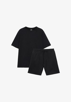 Čierne tričko s krátkym rukávom v kombinácii s čiernymi šortkami so šnúrkou, obe vyrobené z mäkkej bavlnenej látky.