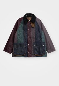 Színblokkolt dzseki, bordó, zöld és tengerészkék szövetek keverékével, kordbársony gallérral és nagy első zsebekkel, amelyek patentgombbal záródnak.