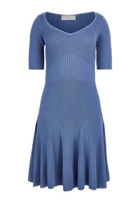 Pletené šaty v světle modré barvě s přiléhavým korzetem, výstřihem do V a krátkými rukávy, které se rozšiřují do plisé sukně. Po celém povrchu s jemně vroubkovanou strukturou.