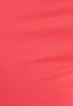 Korallenfarbener Stoff, glatte Textur, mit subtiler Dehnbarkeit und leichtem Glanz. Keine sichtbaren Muster oder Hardware, präsentiert ein einfarbiges Erscheinungsbild.