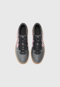 Zwarte en roze sport schoenen met een leren en mesh bovenwerk, voorzien van een ronde neus, rubberen zool en vetersluiting. Inclusief textuuraccenten.