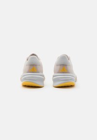 adidas Performance SUPERNOVA STRIDE - Zapatillas running asfalto - putty mauve/zero metallic/spark