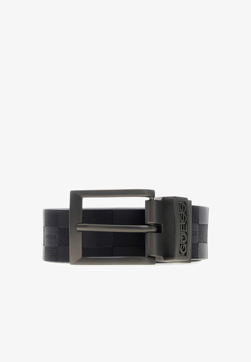 Ceinture texturée noire avec boucle rectangulaire en métal couleur canon de fusil, et inscription "GUESS" en relief sur la boucle et la sangle de la ceinture.