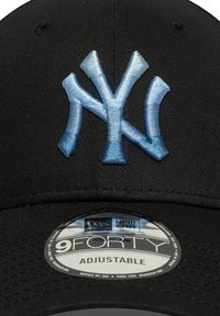 Fekete, állítható sapka, az elején hímzett kék New York Yankees logóval. Az árnyékon New Era logó matricával rendelkezik.