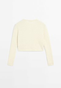 Cremefarbener, kabelgestrickter, verkürzter Pullover mit langen Ärmeln, der ein strukturiertes Muster und einen runden Ausschnitt zeigt.