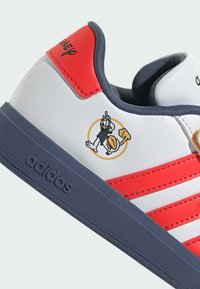 adidas Sportswear DISNEY MICKEY AND FRIENDS GRAND COURT  - Scarpe primi passi - cloud white   bright red   preloved ink