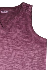 Haut sans manches violet à col en V avec détail froncé élastique à l'épaule et étiquette de la marque CECIL à l'intérieur du col.
