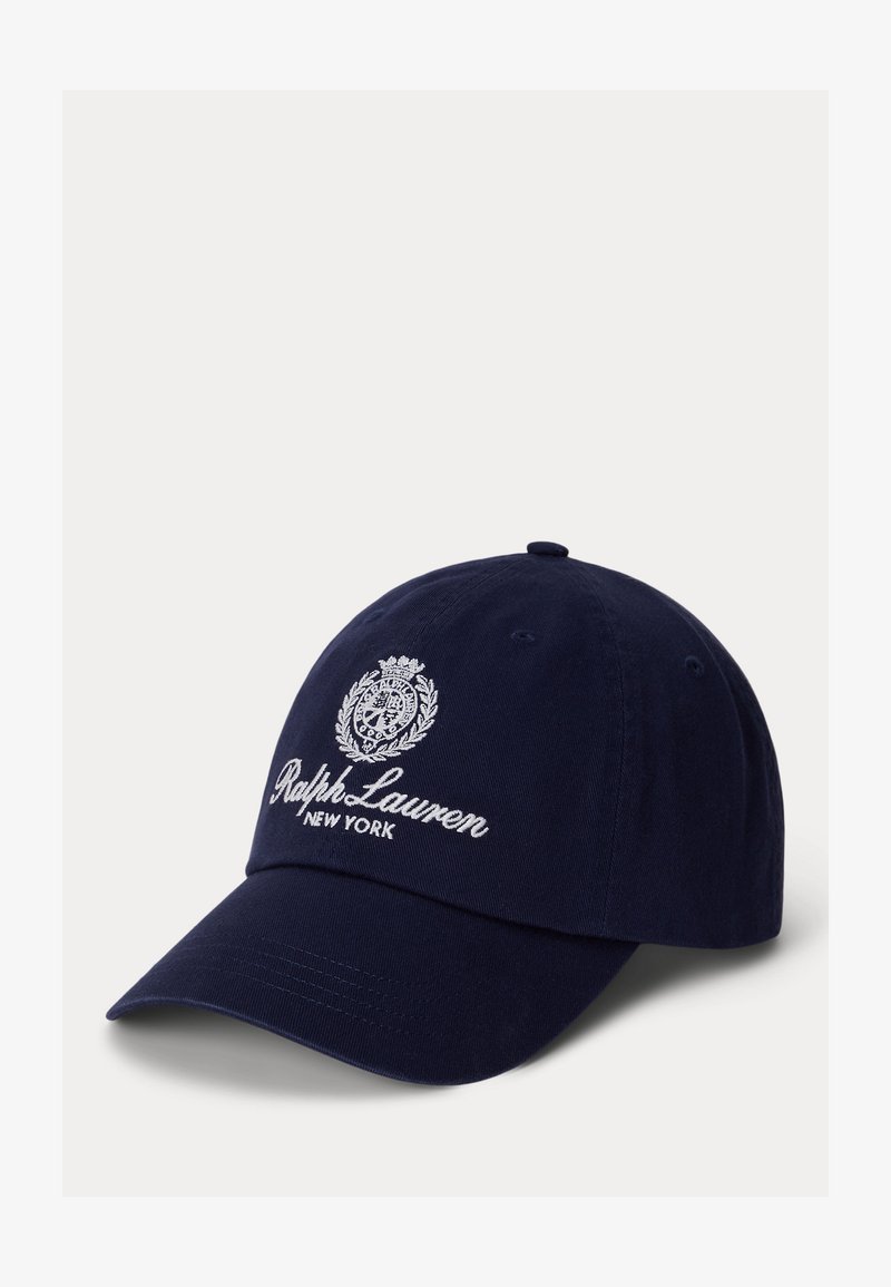 Casquette de baseball bleu marine avec logo et blason Ralph Lauren blancs brodés, couronne structurée et visière incurvée.