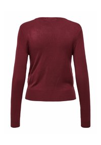 Bordeaux gebreide trui met lange mouwen, ronde hals, aansluitende zoom en een gladde textuur. Geen zichtbare hardware of patronen.