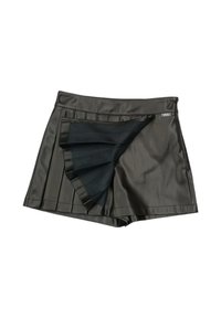 Sorte skindlook shorts med plisseret design, der har en kontrasterende sort stofdetalje på forsiden, glat tekstur og rene linjer.