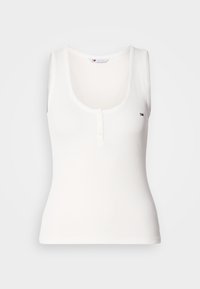 Hvit ribbet tanktopp med rund hals, med tre knapper foran og et lite logoemblem på venstre brystområde.