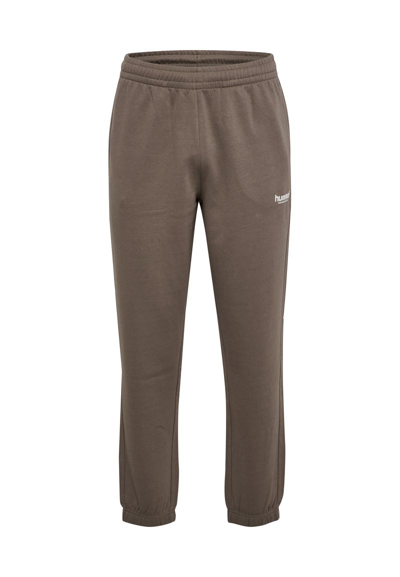 Braune Jogginghose aus weichem Stoff, mit elastischem Bund und Bündchen, versehen mit einem kleinen weißen Logo am unteren linken Bein.