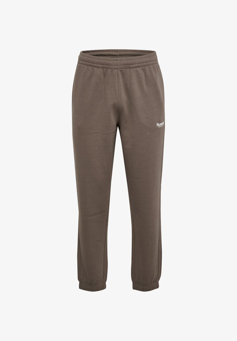 Braune Jogginghose aus weichem Stoff, mit elastischem Bund und Bündchen, versehen mit einem kleinen weißen Logo am unteren linken Bein.