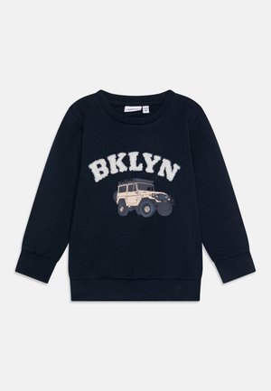 Sweat-shirt bleu marine avec le texte "BKLYN" en blanc duveteux et un graphique d'un véhicule tout-terrain de couleur claire. Poignets et col côtelés.