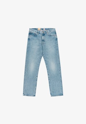 Jeans denim azzurri chiari a gamba dritta con tasche frontali, passanti per cintura e chiusura con bottone e cerniera, distesi su sfondo bianco.