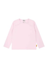 Roze katoenen shirt met lange mouwen, rond de hals, versierd met een bloemenaccent en subtiele rimpeldetails op de schouders.