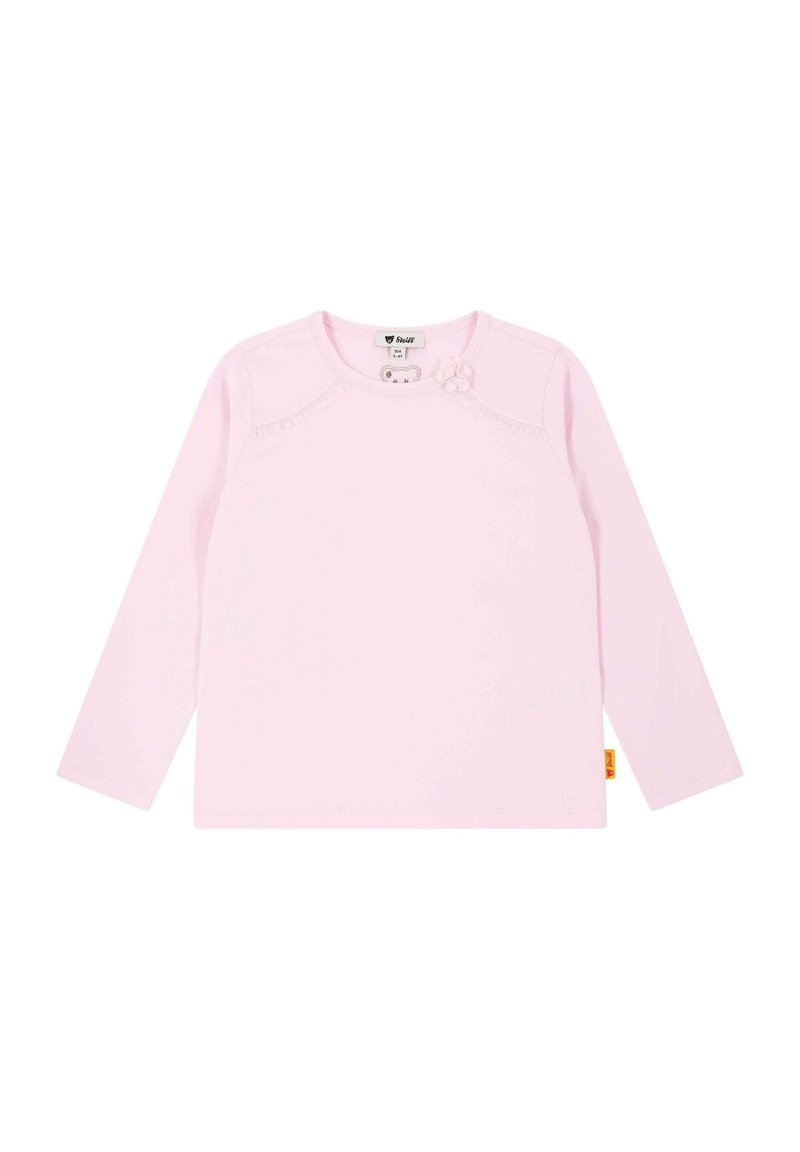 Roze katoenen shirt met lange mouwen, rond de hals, versierd met een bloemenaccent en subtiele rimpeldetails op de schouders.