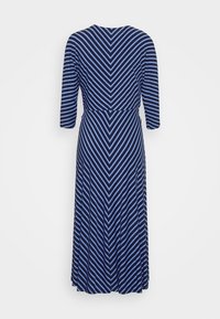 Granatowa sukienka w poziome i pionowe paski, z rękawami o długości trzech ćwierci i dopasowaną talią, sięgająca do maxi długości.