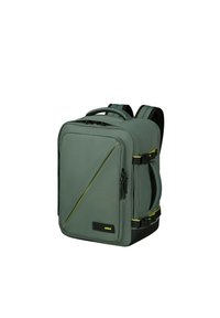 Mochila de tela verde con forma rectangular, presenta una línea de acento amarilla diagonal, correas ajustables y un bolsillo delantero con cremallera.