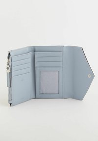 Helles blaues Portemonnaie mit RFID-Schutz, ausgestattet mit sechs Kartenfächern, einem transparenten Ausweisfenster, einem Reißverschluss und einem strukturierten Innenraum.
