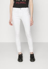 b.young LOLA LUNI - Karcsúsított farmerek - optical white