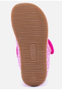 Roze schoenzool met stippen, gemaakt van rubber, textuur met horizontale groeven, bevat branding en maat 25 afdruk.