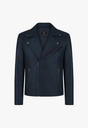 Tumes nahkne mootorratturi jope, millel on nurkadega krae, asümmeetriline tõmblukk ja kaks esimest tõmblukuga taskut. Sile tekstuur koos metallsete detailidega.