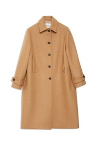 Kaput s vunenim izgledom u boji kamila s ravnim siluetom, malim ovratnikom i šest crnih dugmadi. Ima dva bočna džepa i prevrnute rukave.