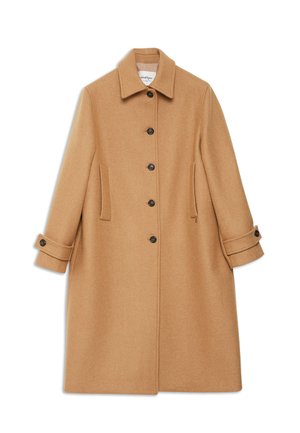 Cappotto di lana color cammello con silhouette dritta, piccolo colletto e sei bottoni neri. Presenta due tasche laterali e polsini arrotolati.