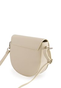 Beige Leder Umhängetasche mit einer geschwungenen Form, magnetischem Klappverschluss und verstellbarem Trageriemen, der dezente Nähte aufweist.