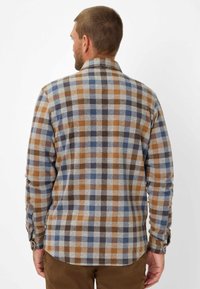 Heren geruite overhemd in bruin, blauw en crèmetinten, met lange mouwen, enkele knoopmanchet en een afgeronde zoom. Geweven, textuurstof.