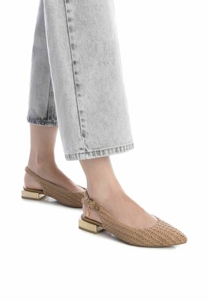 Zapatos de slingback tejidos en marrón con punta afilada, acentuados por un tacón bloque en tono dorado. El material texturizado ofrece un diseño distintivo.