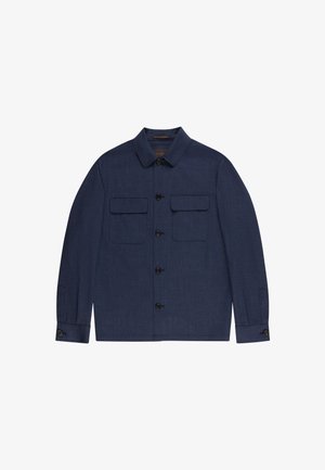 Granatowa kurtka zapinana na guziki z ostrym kołnierzem, dwoma klapkowymi kieszeniami na piersi i mankietami na guziki, rozłożona na płasko na białym tle.