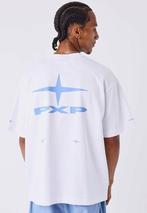 Camiseta blanca de gran tamaño con un diseño gráfico azul que incluye "PXP" en la espalda, de manga corta y con una textura suave similar al algodón.