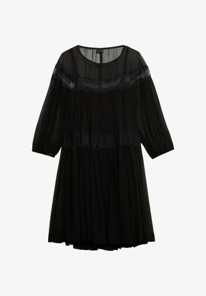 Czarna sukienka z przezroczystego materiału z koronkowym wykończeniem wzdłuż dekoltu i talii, z długimi rękawami i zwiewną, marszczoną spódnicą.