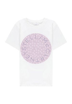 T-shirt bianca in cotone con una grande grafica circolare di colore lilla chiaro, con stelle bianche e testo blu che circonda i bordi. Maniche corte, collo a giro.