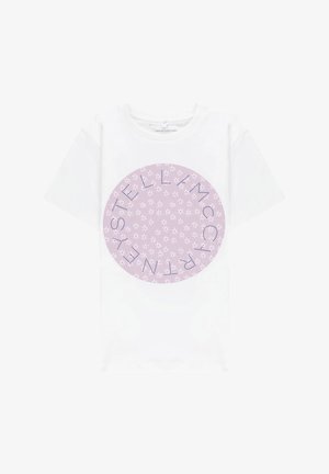 T-shirt bianca in cotone con una grande grafica circolare di colore lilla chiaro, con stelle bianche e testo blu che circonda i bordi. Maniche corte, collo a giro.