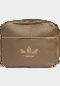 Rjava usnjena torba z gladko teksturo, ki ima v sredini odtisnjen logotip in kontrastni svetli rob ob robovih. Pravokotna oblika s sprednjim žepom.