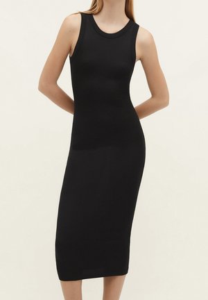Robe midi noire côtelée sans manches, avec un col rond et une silhouette ajustée. Texture lisse et tissu extensible.