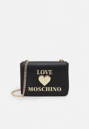 Czarna skórzana torebka na ramię ze złotym łańcuszkiem, z złotym napisem "LOVE", symbolem serca i logo "MOSCHINO" na przedniej klapie.