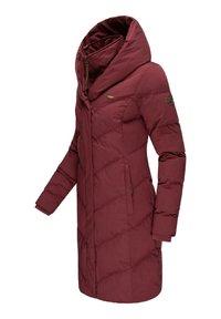 Lungo piumino bordeaux con un grande cappuccio, cuciture diagonali, tasche laterali e un'etichetta con logo sul braccio superiore. Morbido, texture trapuntata.